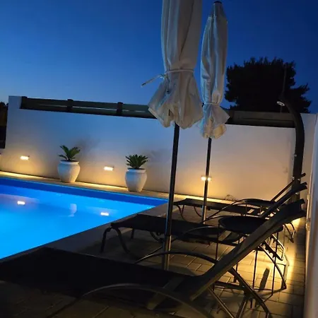 Alicia With Private Pool 아파트 *