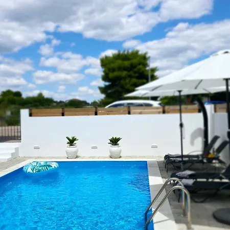 Alicia With Private Pool 아파트 *