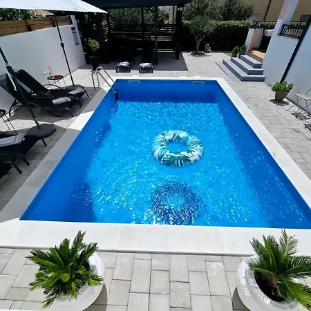Alicia With Private Pool 아파트 *