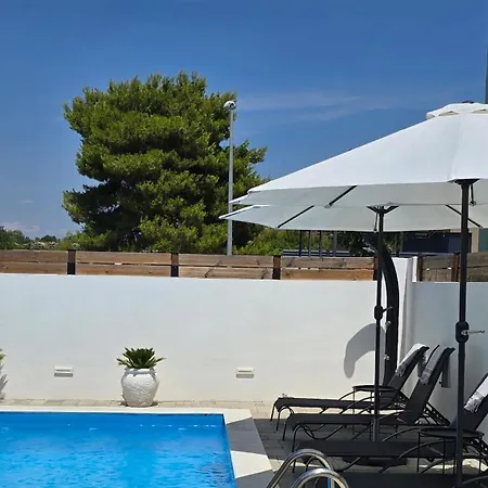 아파트 Alicia With Private Pool 보디체