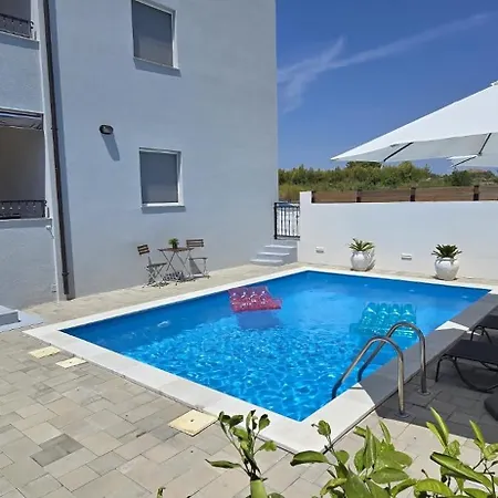 Alicia With Private Pool