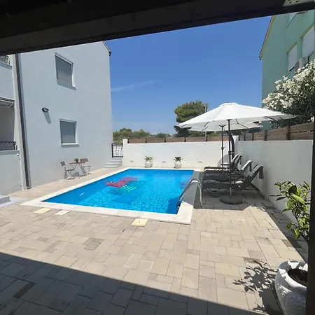 아파트 Alicia With Private Pool